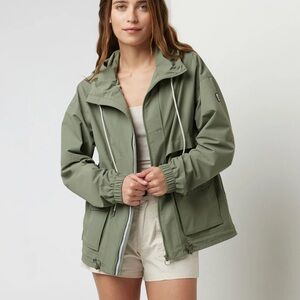 NWOT Vuori Elijo rain jacket size small pistachio green